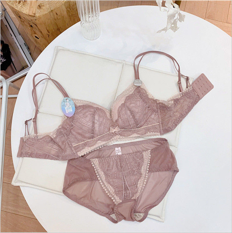 I grandi reggiseni dolci delle signore attraversano indietro le mutandine nere del pizzo del reggiseno senza anello d'acciaio