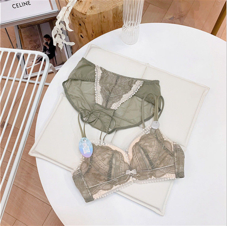 I grandi reggiseni dolci delle signore attraversano indietro le mutandine nere del pizzo del reggiseno senza anello d'acciaio