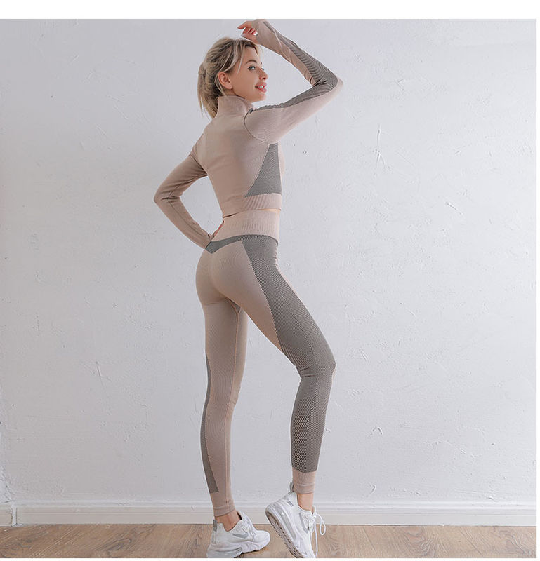 L'anca mette le signore in cortocircuito costolate del reggiseno di sport di yoga 2/3 di vestito di palestra dei pc che esegue i vestiti