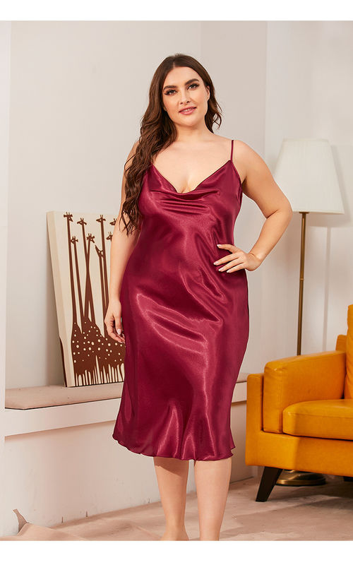 Il raso ha tricottato gli indumenti da notte di seta sexy